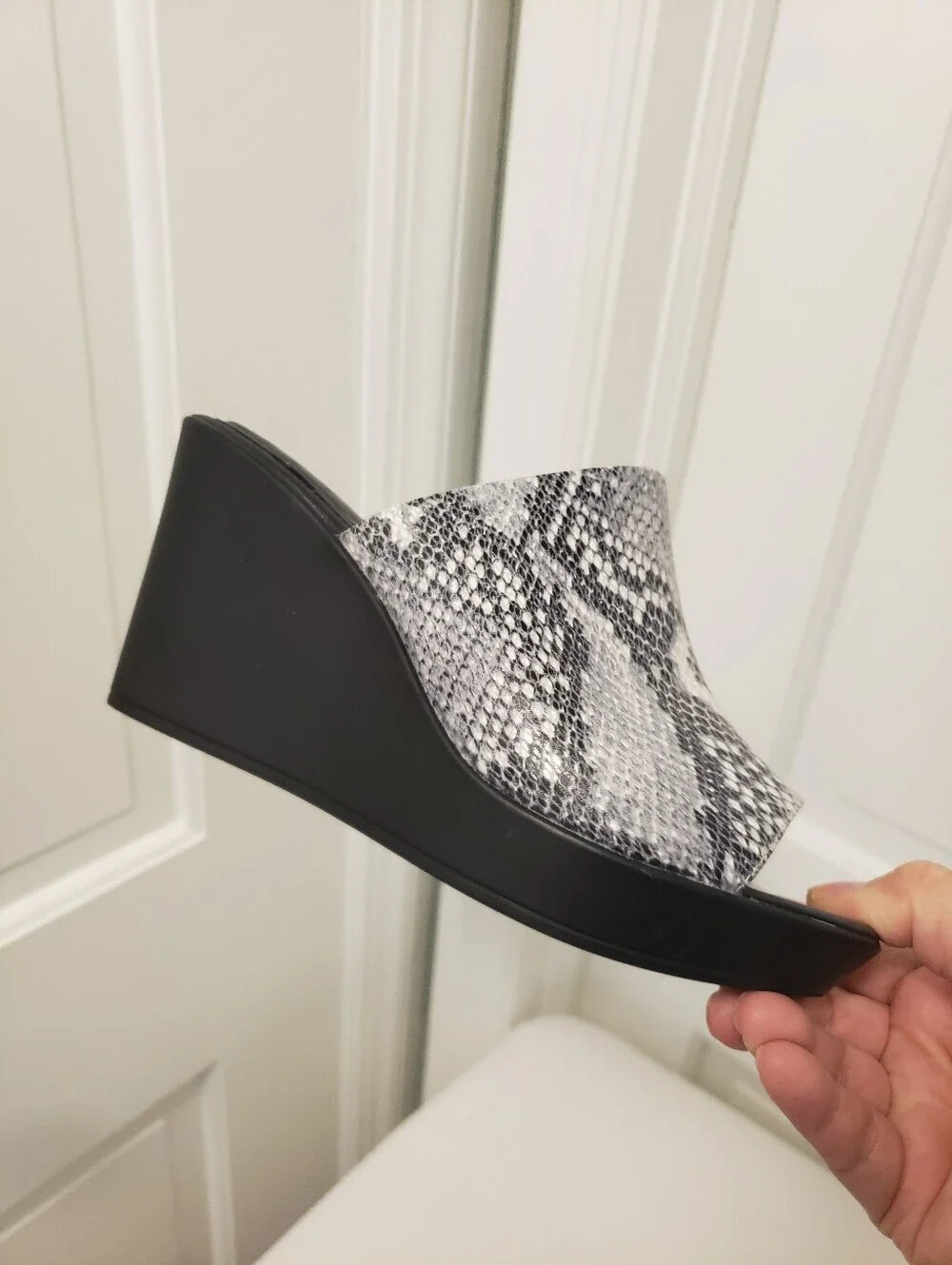 NWT Tahari Mylana Snakeprint In Shades Of Grey Wedge Slides Size 8
